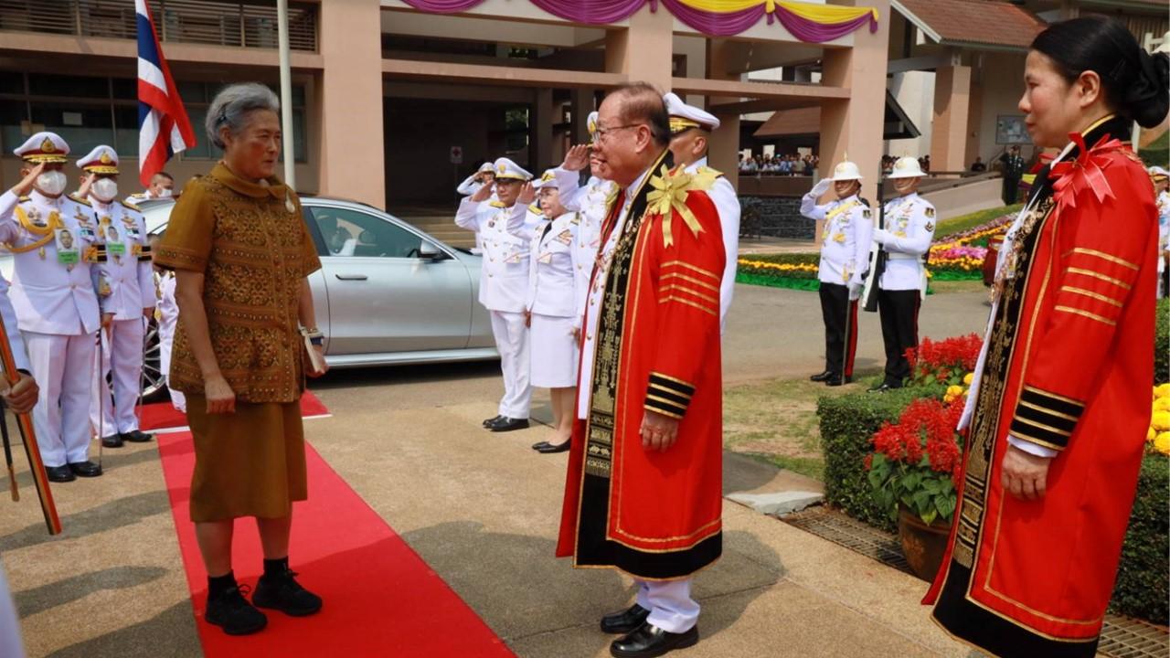 ม.แม่ฟ้าหลวงปลื้มปีติ สมเด็จพระกนิษฐาธิราชเจ้า กรมสมเด็จพระเทพรัตนราชสุดาฯ สยามบรมราชกุมารี พระราชทานปริญญา